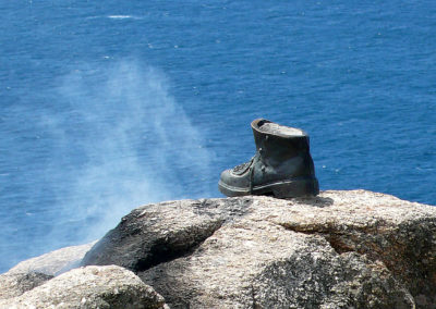 SHOE LOOKING SEA